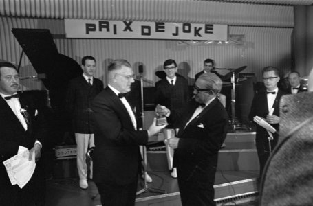 Prix de Joke uitgereikt in Hotel Bouwes te Zandvoort, beeldje in handen Fred Ben, Bestanddeelnr 920-1975