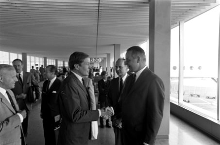 Prins Claus en rechts ambassadeur Middendorf (VS), Bestanddeelnr 922-6268
