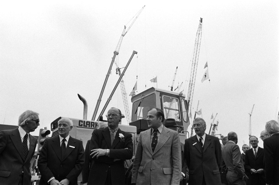 Prins Bernhard wordt rondgeleid Op de achtergrond een shovel, Bestanddeelnr 929-0918
