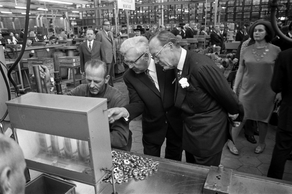 Prins Bernhard opent nieuwe fabriekscomplex van Koni NV (auto-onderdelen) in Oud, Bestanddeelnr 925-1170