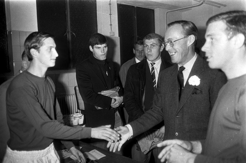 Prins Bernhard wordt voorgesteld aan Johan Cruijff, Bestanddeelnr 919-6157