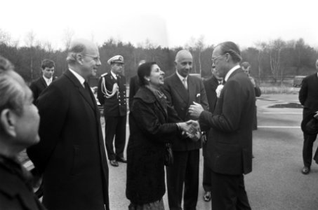Prins Bernhard wordt na aankomst begroet, Bestanddeelnr 923-4304