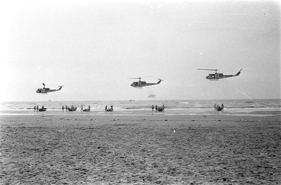 Prins Claus bij reddingsdemonstratie te Katwijk. Drie UH-1 helikopters van de ML, Bestanddeelnr 920-5044