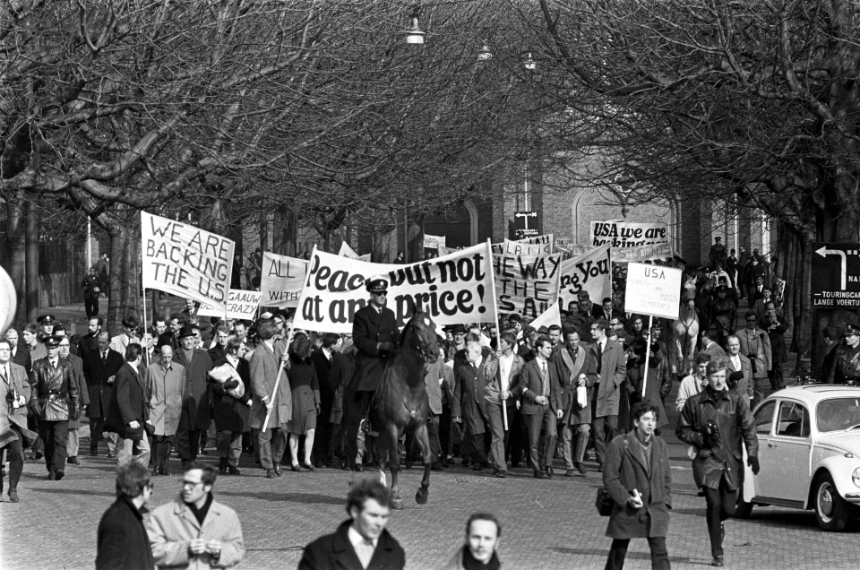 Pro Amerika demonstratie in Den Haag . Met vele spandoeken trekken ze door Den H, Bestanddeelnr 921-1691