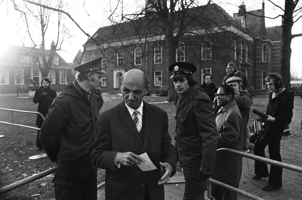 Proces Zuid-Molukse treinkapers in Assen ir. Manusama bij aankomst, Bestanddeelnr 928-4581