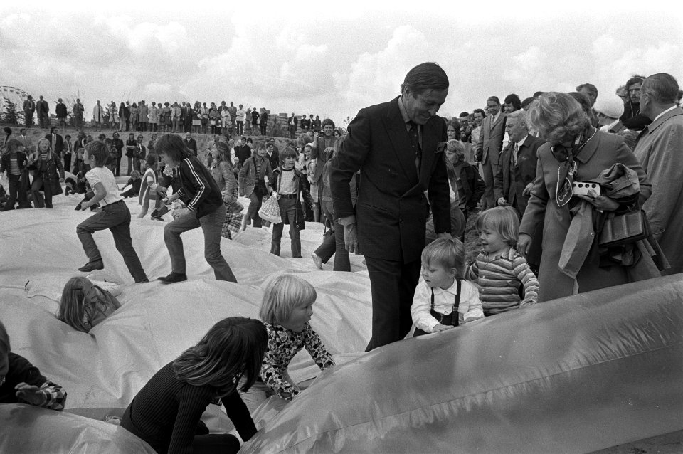 Prins Claus en de jonge prinsen op een springkussen, Bestanddeelnr 925-6362