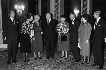 Prins Bernhard reikt Erasmusprijs'85 uit aan Franse stedebouwkundige Paul Delouv, Bestanddeelnr 933-4950