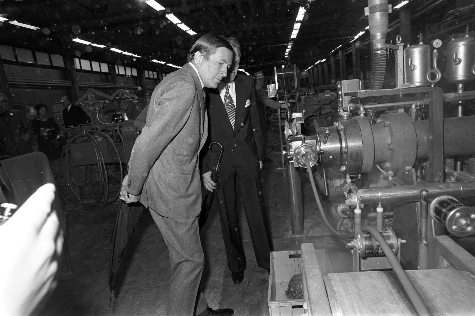 Prins Claus bij opening Trelleborg in Hoogezond (Groningen) Prins Claus bekijkt, Bestanddeelnr 927-6061