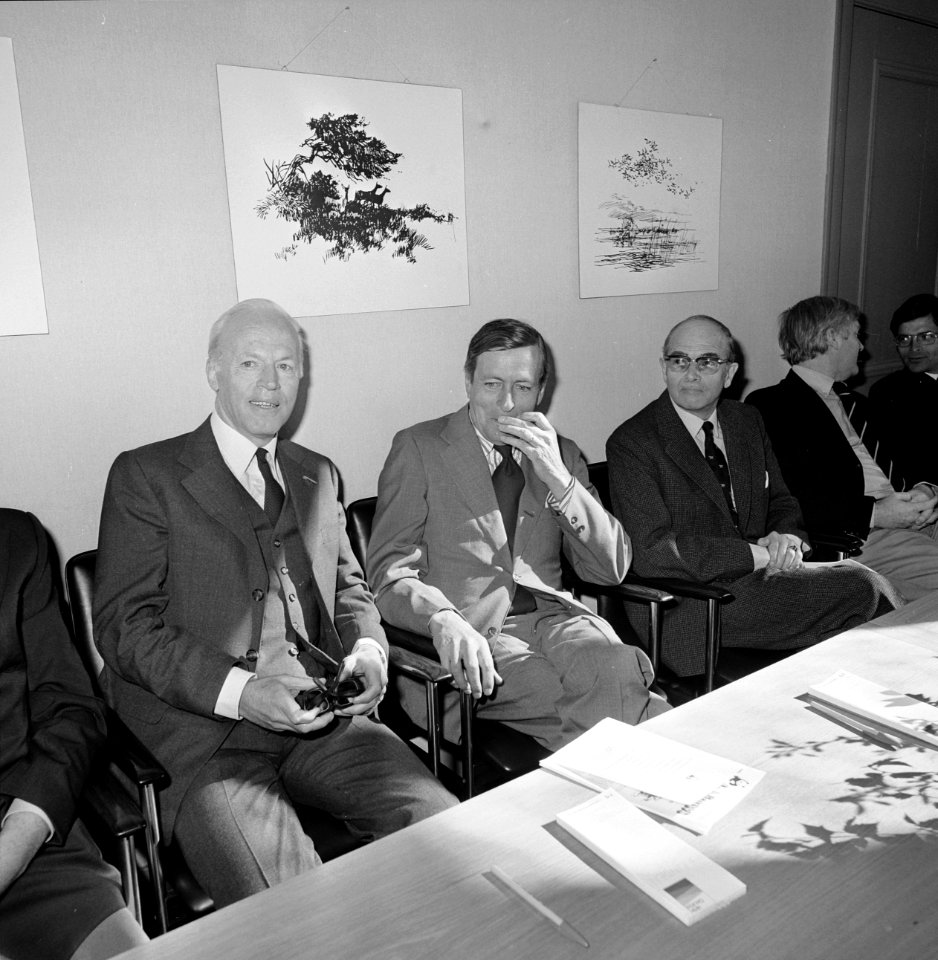 Prins Claus, gezeten tussen Wouter van Dieren (l., lid Club van Rome) en Marius , Bestanddeelnr 929-1291