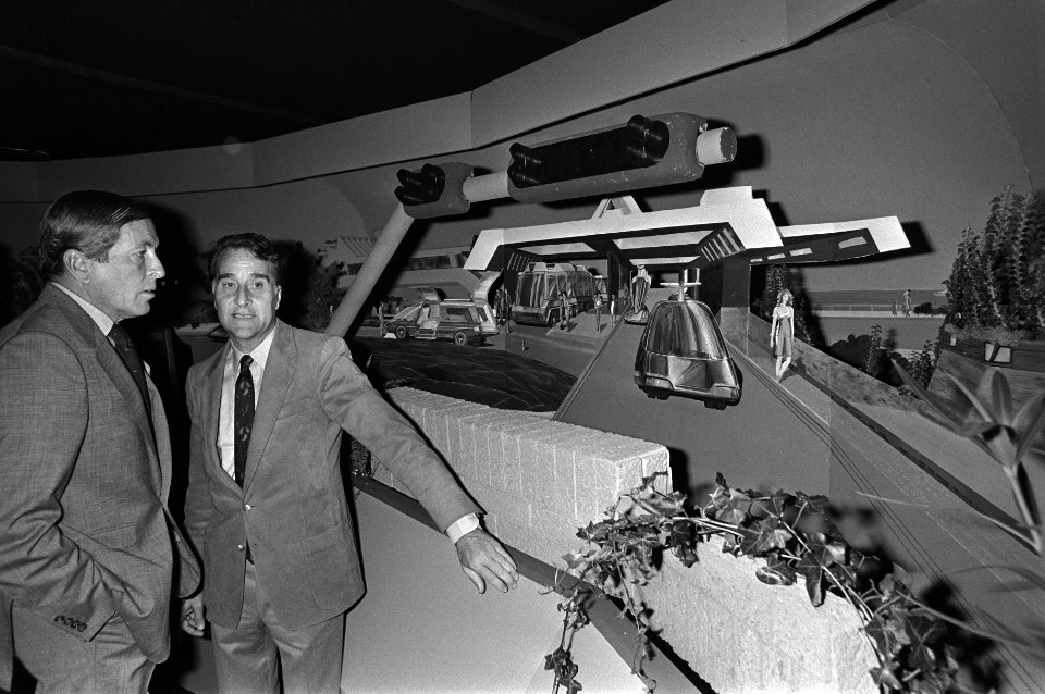 Prins Claus bij een panorama dat een futuristisch beeld geeft van het transport , Bestanddeelnr 931-6979