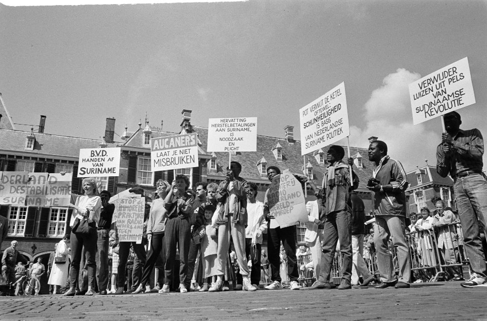 Pro Bouterse bijeenkomst in Den Haag remonstranten en van Mulier op Binnenhof, Bestanddeelnr 933-7214