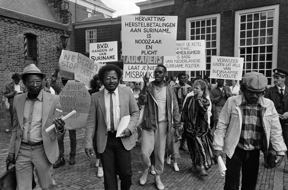 Pro Bouterse bijeenkomst in Den Haag remonstranten en van Mulier op Binnenhof, Bestanddeelnr 933-7213