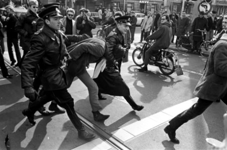Pro Amerika demonstratie in Den Haag . Een tegen-demonstrant wordt door de polit, Bestanddeelnr 921-1694