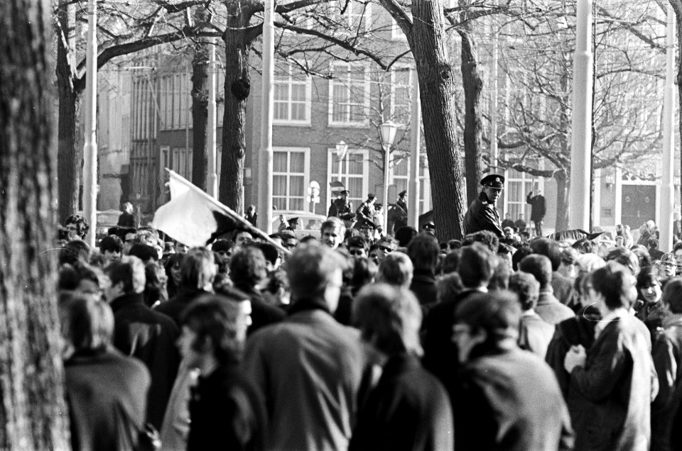 Pro Amerika demonstratie in Den Haag . Tegen-demonstratie, Bestanddeelnr 921-1696
