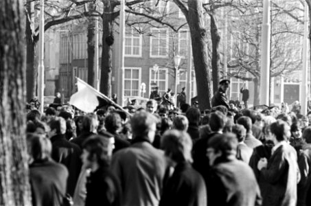 Pro Amerika demonstratie in Den Haag . Tegen-demonstratie, Bestanddeelnr 921-1696