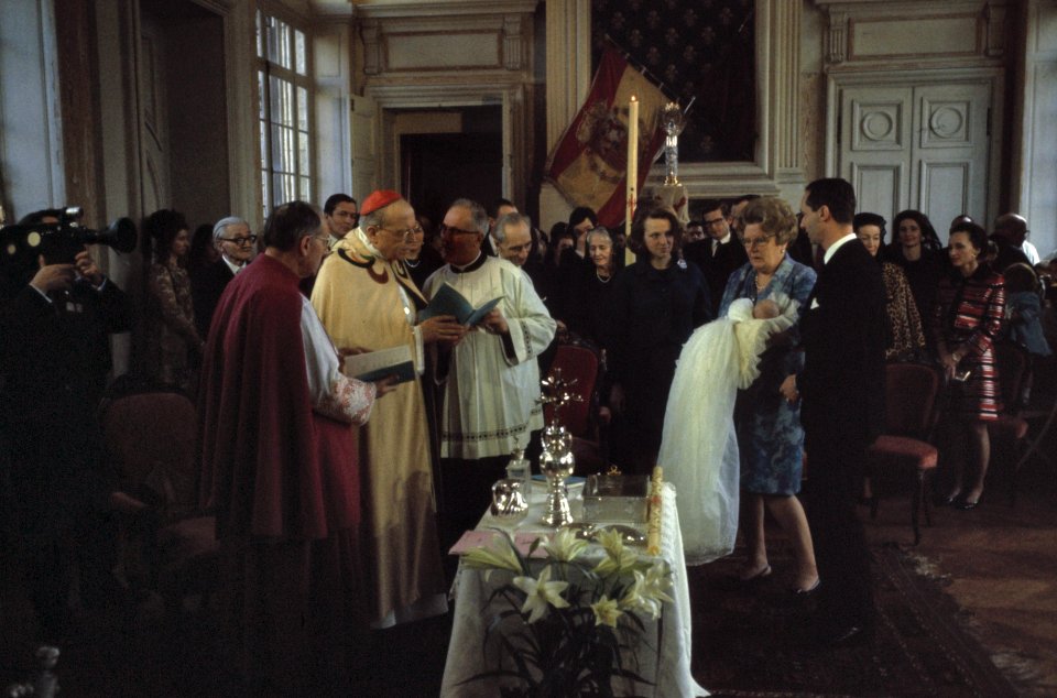 Prins Carlos Jr. Bernardo wordt gedoopt in kerk te Lignieres, Frankrijk, door Ka, Bestanddeelnr 254-8603