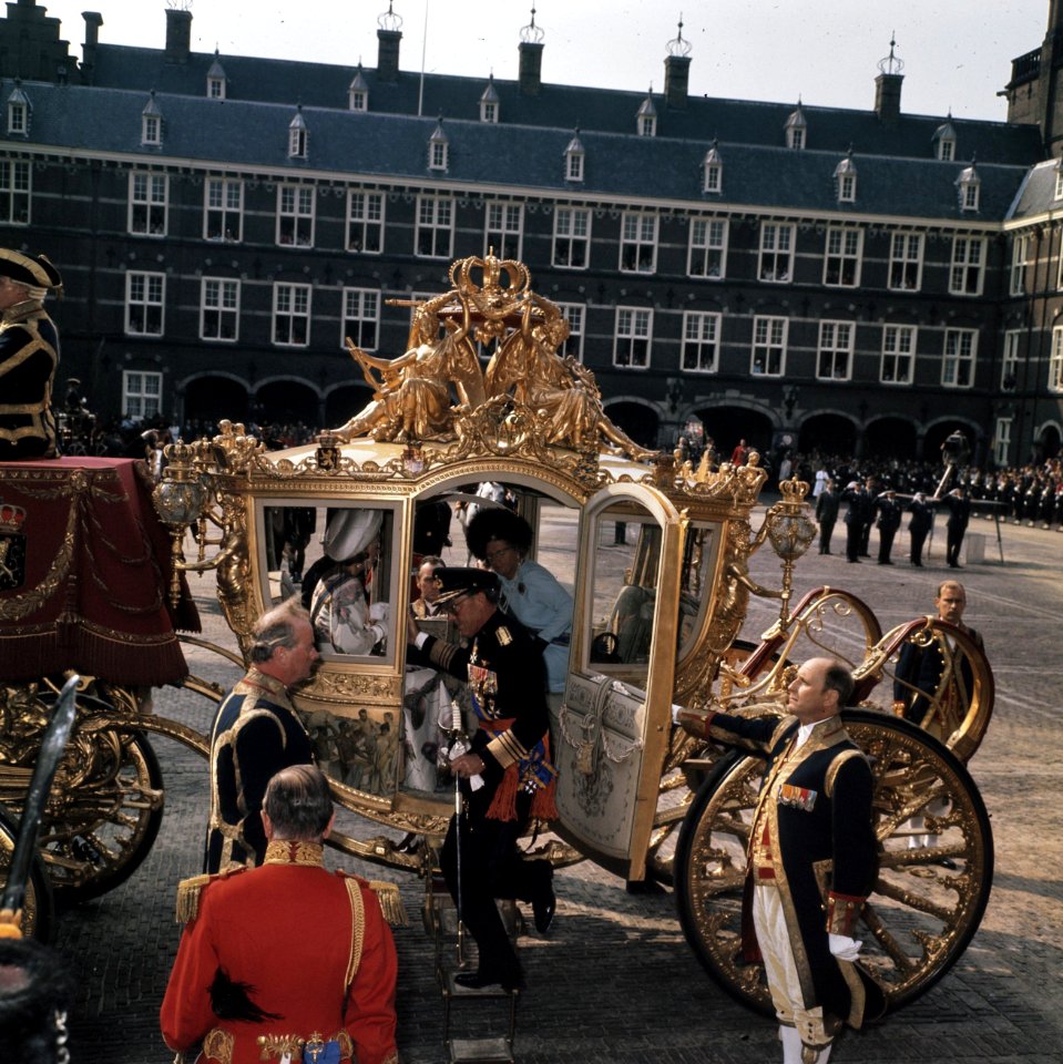 Prins Bernhard verlaat de Gouden Koets bij de Ridderzaal op Prinsjesdag, Bestanddeelnr 254-9237