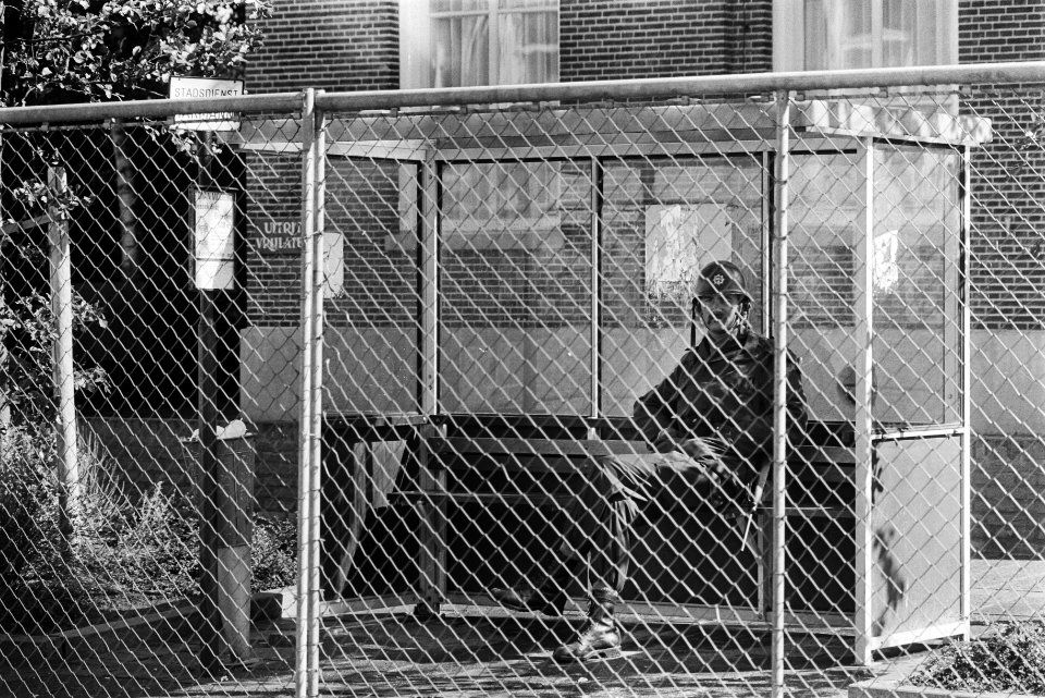 Proces tegen Zuidmolukkers in Assen bewaking gerechtsgeb politieman in bushuis, Bestanddeelnr 929-3402