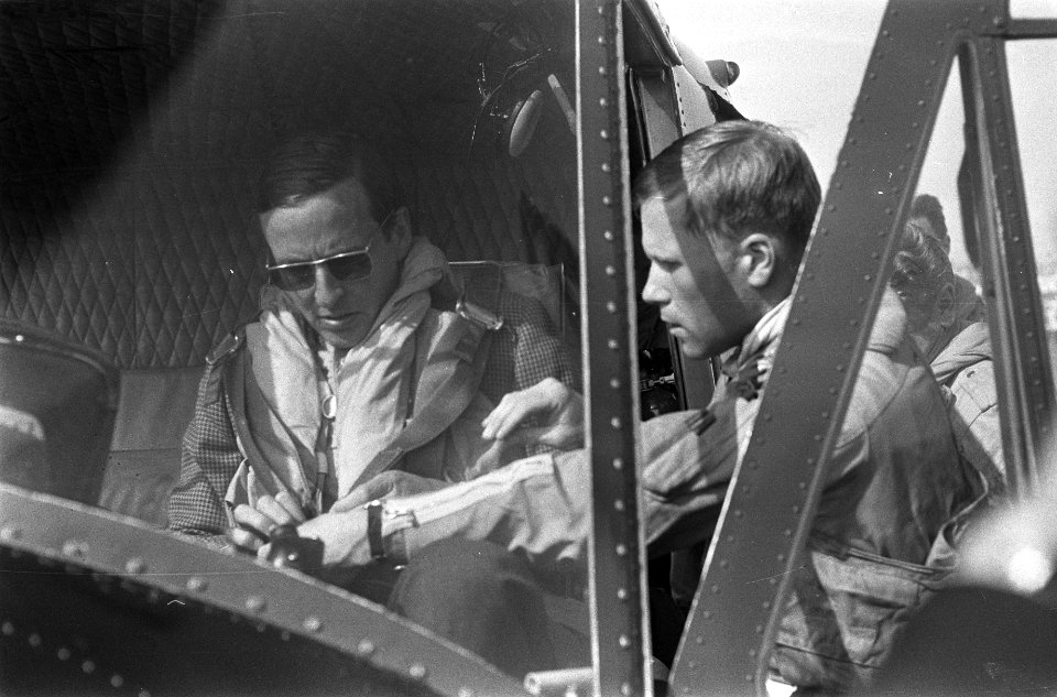 Prins Claus bij reddingsdemonstratie te Katwijk. Prins Claus in helicopter, Bestanddeelnr 920-5041