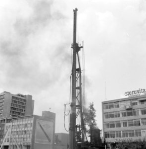 Proefheien tbv de metrobouw op het Hofplein hoek Weena te Rotterdam, de 30 me, Bestanddeelnr 911-4918