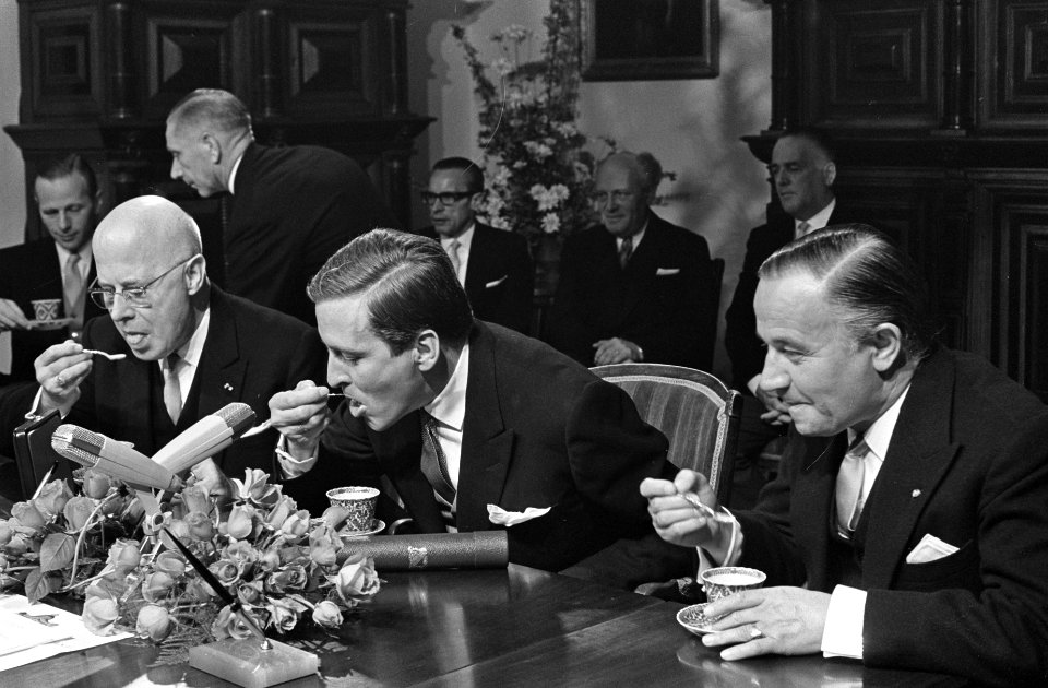Prins Claus en premier de Jong met een kopje kandeel, Bestanddeelnr 921-7219