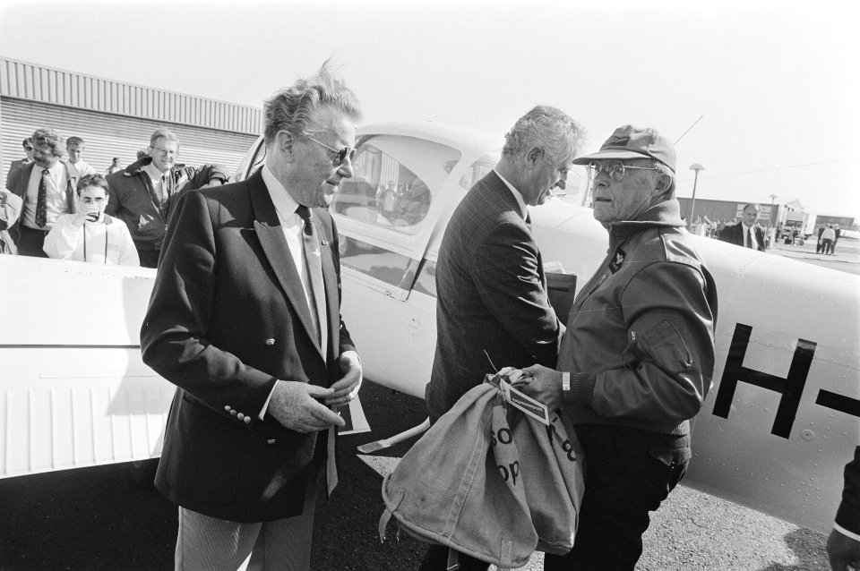 Prins Bernhard vliegt expressepost tijdens luchtvaartrally Isacar links mr. P, Bestanddeelnr 933-9905