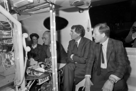 Prins Bernhard verricht doop bemanningscapsule van ballon Dutch Viking Schiphol, Bestanddeelnr 933-6402