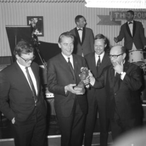Prix de Joke 1964 voor Bert Haanstra, Simon van Collem reikt hem het beeldje uit, Bestanddeelnr 916-2519