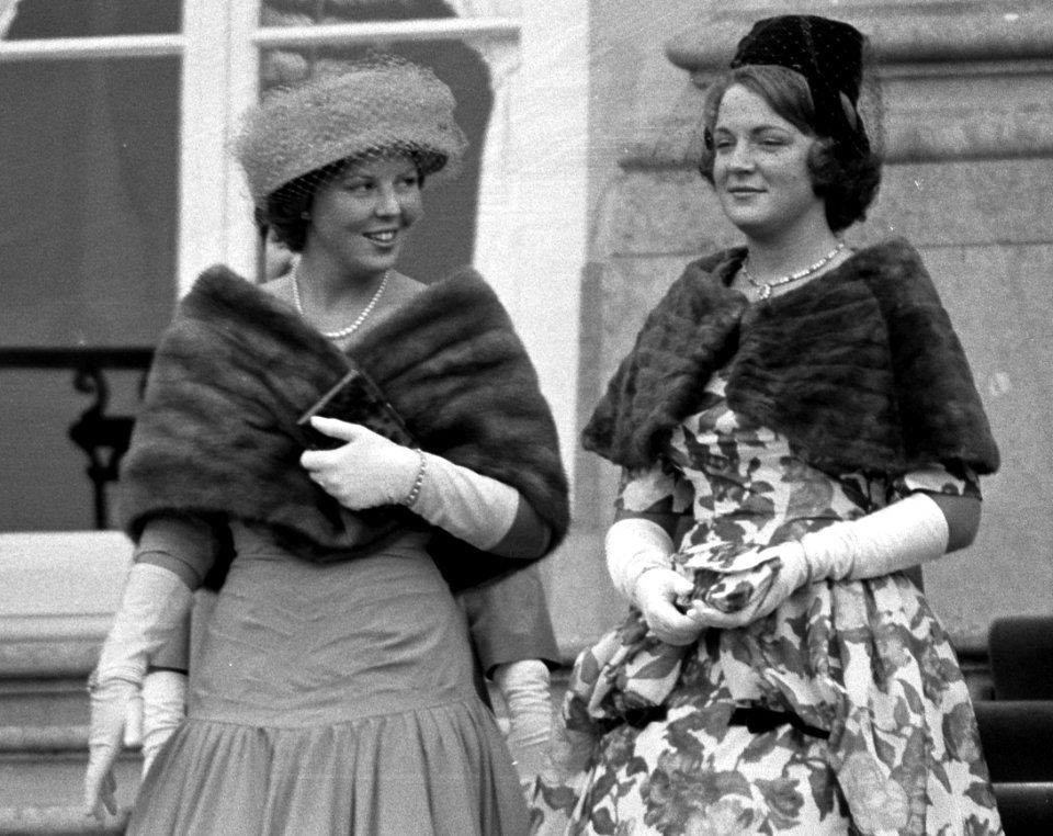 Prins Bernhard tijdens uitspreken troonrede, Prinsessen Beatrix en Irene gaan na, Bestanddeelnr 911-6109 (cut)