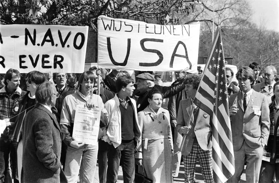 Pro-Amerikademonstratie in Den Haag door de OSL Stichtingen georganiseerd. De d…, Bestanddeelnr 932-1217