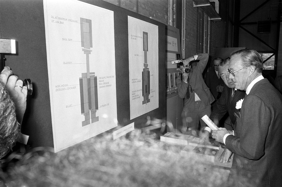 Prins Bernhard tijdens rondleiding, Bestanddeelnr 925-5431
