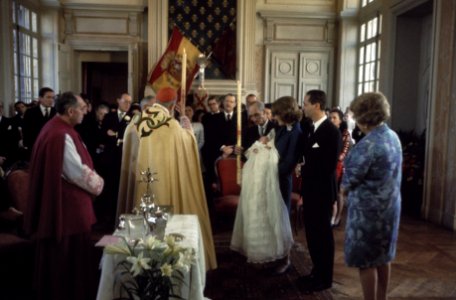 Prins Carlos Jr. Bernardo wordt gedoopt in kerk te Lignieres, Frankrijk, door Ka, Bestanddeelnr 254-8597