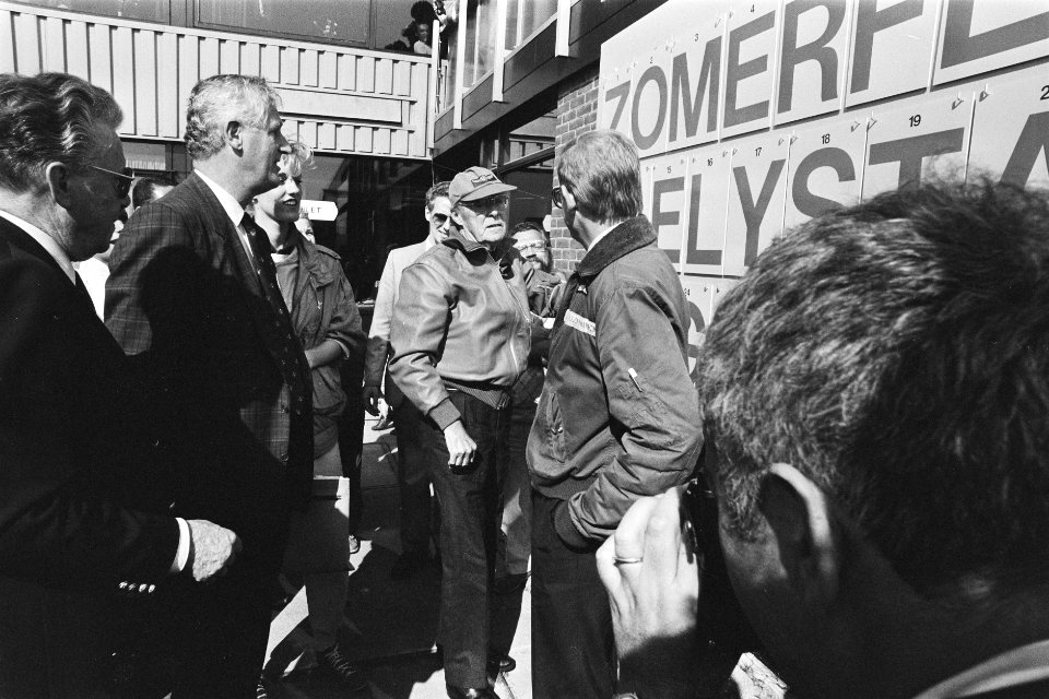 Prins Bernhard vliegt expressepost tijdens luchtvaartrally Isacar links mr. P, Bestanddeelnr 933-9908