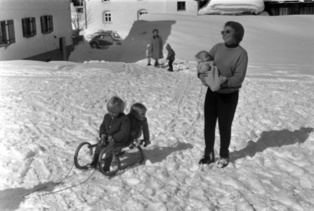 Prinses Beatrix en prins Claus met de drie kinderen op wintersport in Lech (Oost, Bestanddeelnr 923-3423