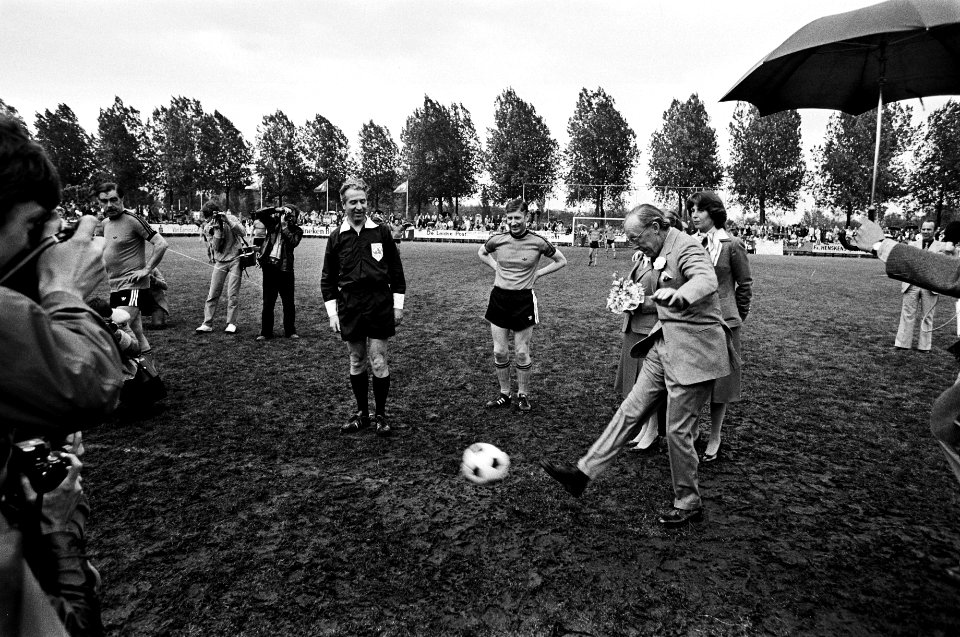 Prins Bernhard verricht de aftrap, Bestanddeelnr 930-2845