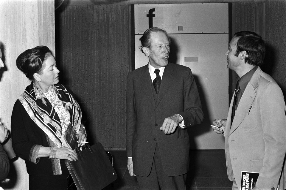 Proces Menten, Amsterdam getuige Myagkov (r) en mr Van Heyningen en mevrouw Me, Bestanddeelnr 929-1855