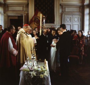 Prins Carlos Jr. Bernardo wordt gedoopt in kerk te Lignieres, Frankrijk, door Ka, Bestanddeelnr 254-8609