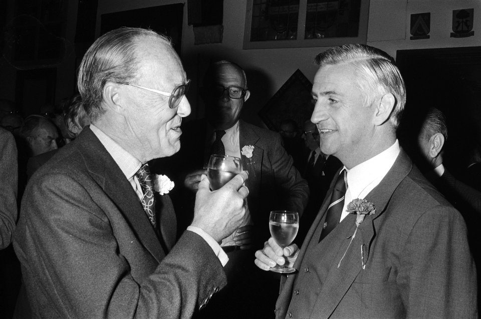 Prins Bernhard toost met HFC voorzitter D.A. Oud, Bestanddeelnr 930-4431