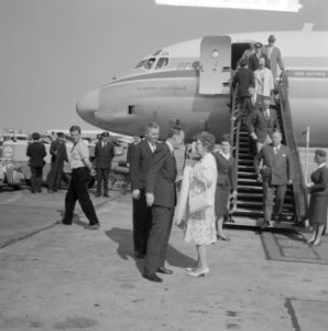 Prins Bernhard uit Amerika op Schiphol begroet door koningin Juliana, Bestanddeelnr 914-0117
