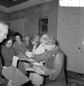 Pro Juventute biedt Oranjekalender aan aan Prinses Beatrix en koningin Juliana, Bestanddeelnr 924-9911