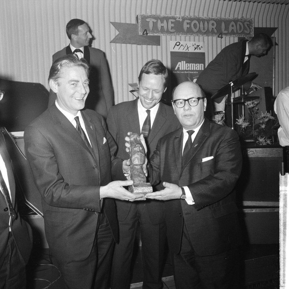 Prix de Joke 1964 voor Bert Haanstra, Simon van Collem reikt hem het beeldje uit, Bestanddeelnr 916-2520