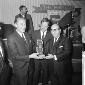 Prix de Joke 1964 voor Bert Haanstra, Simon van Collem reikt hem het beeldje uit, Bestanddeelnr 916-2520