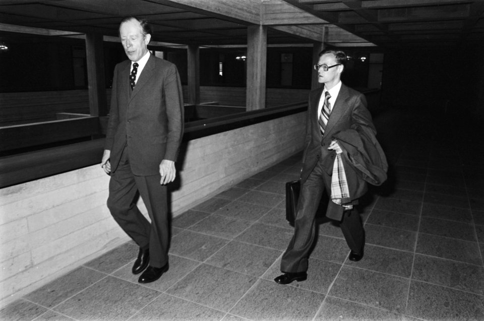 Proces Menten in Amsterdam Mentens raadsman Van Heyningen (l) en getuige mr Ha, Bestanddeelnr 929-3942