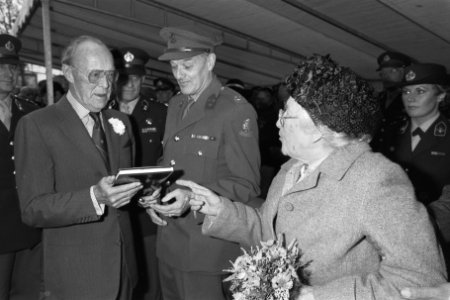 Prins Bernhard verricht naamgeving kolonel Six Kazerne in Amsterdam, Bestanddeelnr 934-1152