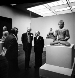 Prins Bernhard wordt rondgeleid op de tentoonstelling Borobudur, Bestanddeelnr 929-1330