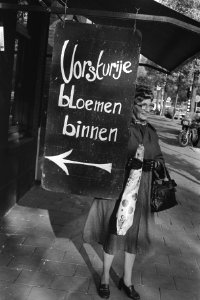 Problemen door plotselinge vorst, Amsterdamse bloemenkoop laat d.m.v. dit bord b, Bestanddeelnr 931-1304