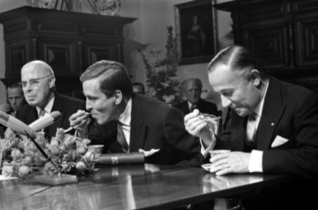 Prins Claus en premier de Jong met een kopje kandeel, Bestanddeelnr 921-7228