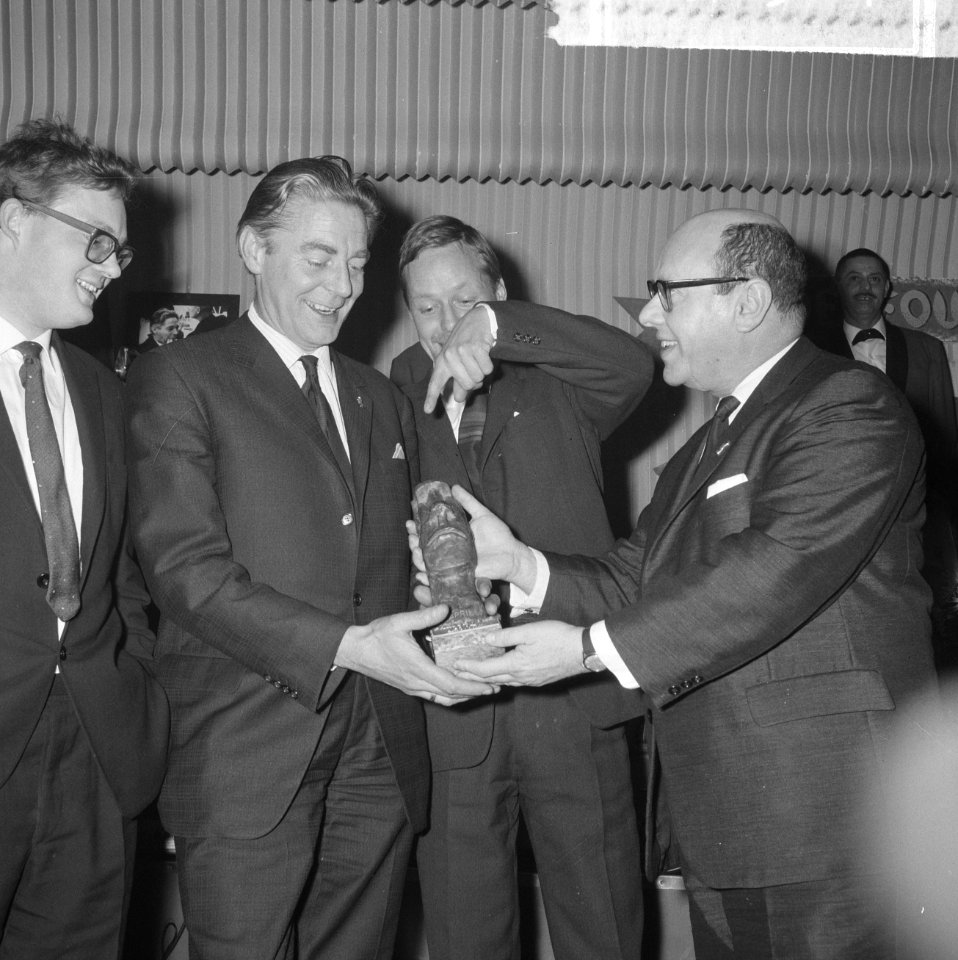Prix de Joke 1964 voor Bert Haanstra, Simon van Collem reikt hem het beeldje uit, Bestanddeelnr 916-2517