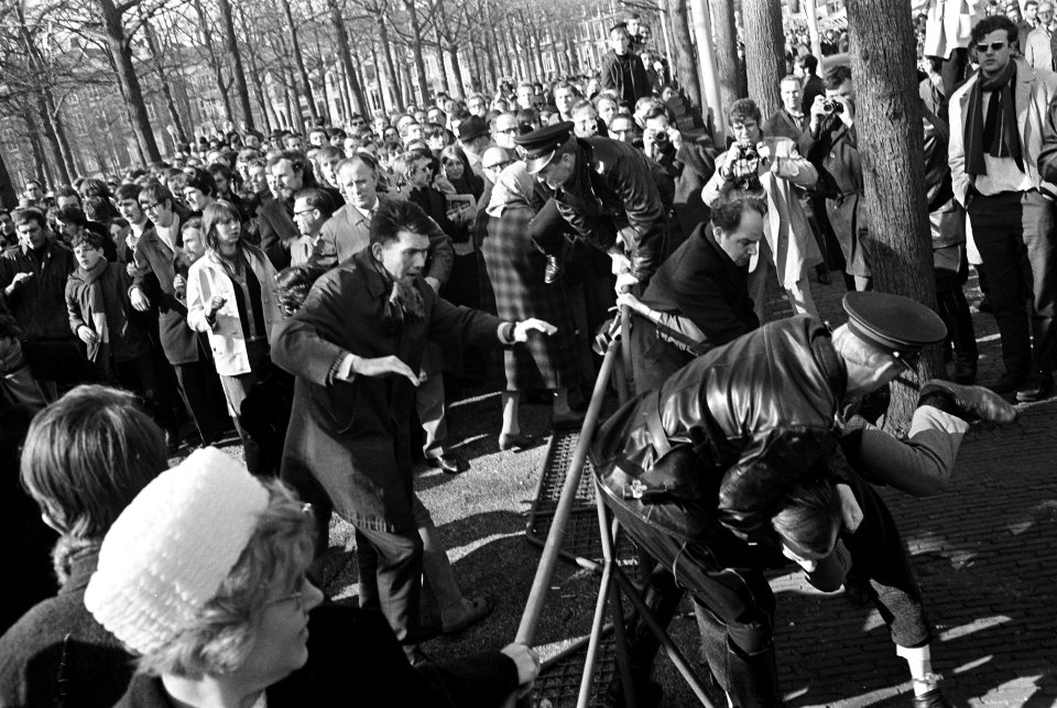 Pro Amerika demonstratie in Den Haag . Politie treedt op tegen de tegen-demonstr, Bestanddeelnr 921-1693