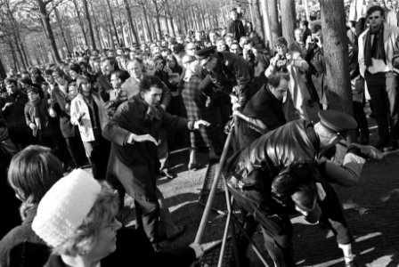 Pro Amerika demonstratie in Den Haag . Politie treedt op tegen de tegen-demonstr, Bestanddeelnr 921-1693